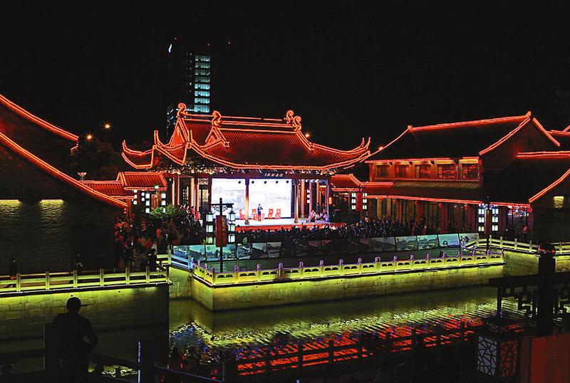 盐镇水街与聚龙湖